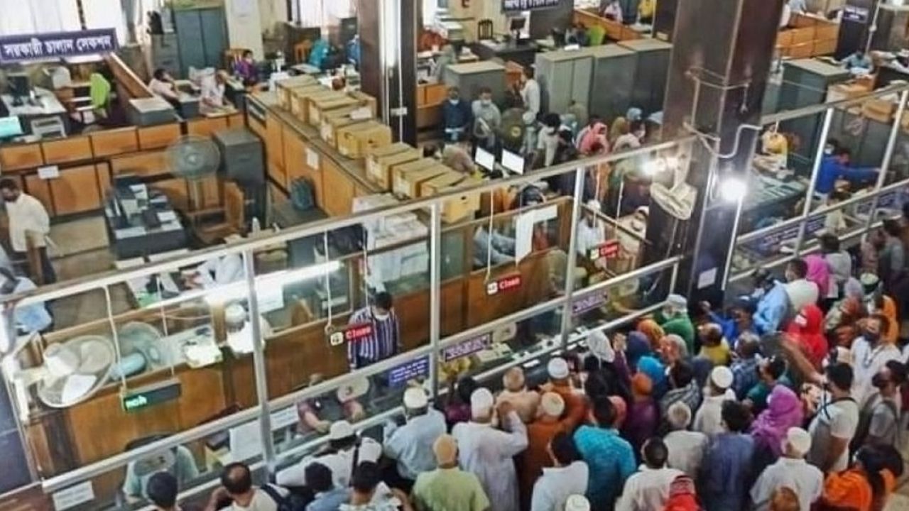 ব্যাংক ও এটিএম বুথে গ্রাহকদের উপচে পড়া ভিড়