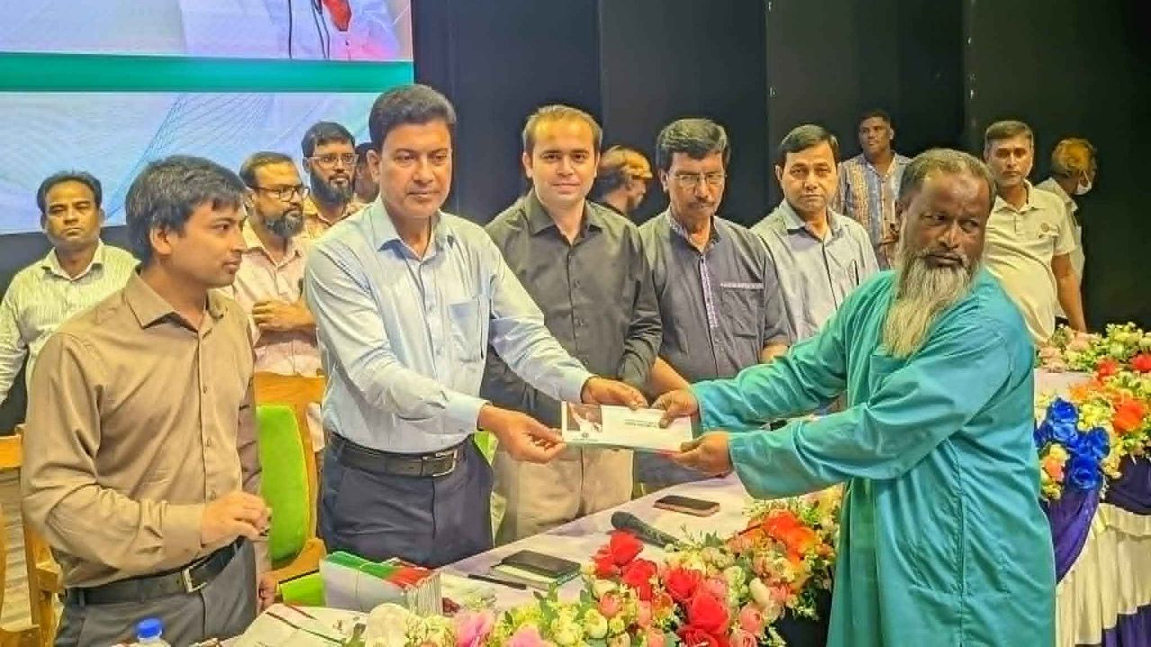 রংপুরে ৮৫৫ পরিচ্ছন্নতা কর্মীর হাতে প্রধানমন্ত্রীর ঈদ উপহার