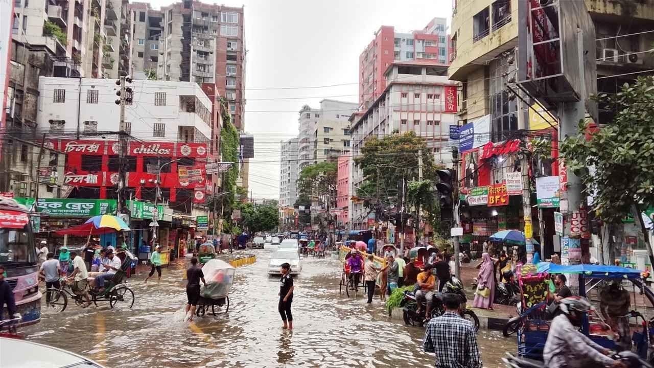 ঢাকায় ভারী বৃষ্টিতে সড়কে জলাবদ্ধতা, ভোগান্তিতে নগরবাসী