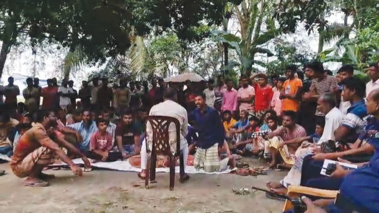 মব করে ব্যবসায়ীর কাছ থেকে ফাঁকা চেক ও স্ট্যাম্পে স্বাক্ষর আদায়ের অভিযোগ