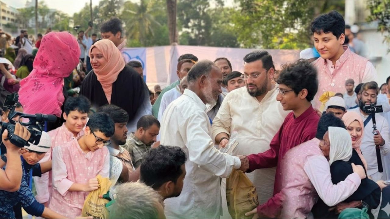 চট্টগ্রাম ও হাটহাজারীতে সুবিধাবঞ্চিতদের মাঝে মাংস-ঈদ উপহার বিতরণ