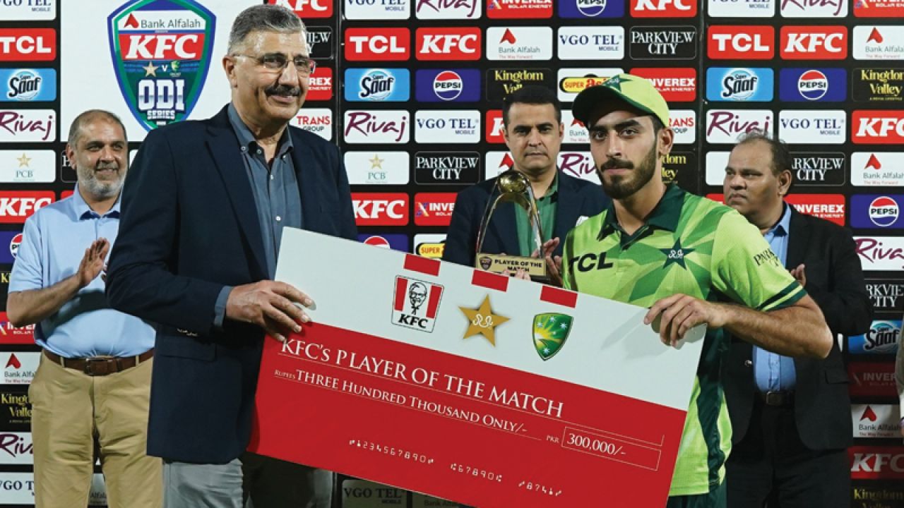 অভিষেক ম্যাচেই ৫ উইকেট, ৪২ বছরের রেকর্ড ভাঙলেন মিনহাজ
