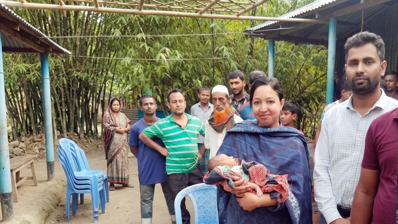 রাস্তার ধারে জন্ম নেওয়া নবজাতকের পাশে উপজেলা প্রশাসন