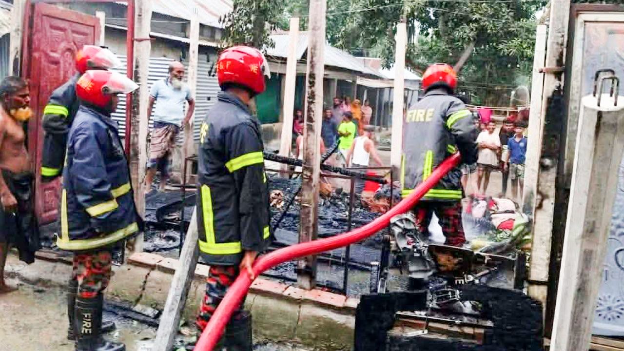 বগুড়ার গাবতলীতে অগ্নিকাণ্ডে ঘরবাড়ি পুড়ে ছাই কিশোরীর মৃত্যু