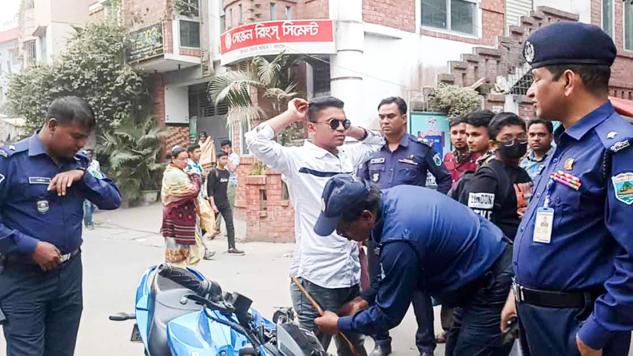 বগুড়ায় যানজট নিরসনে ট্রাফিক পুলিশের বিশেষ অভিযান জোরদার