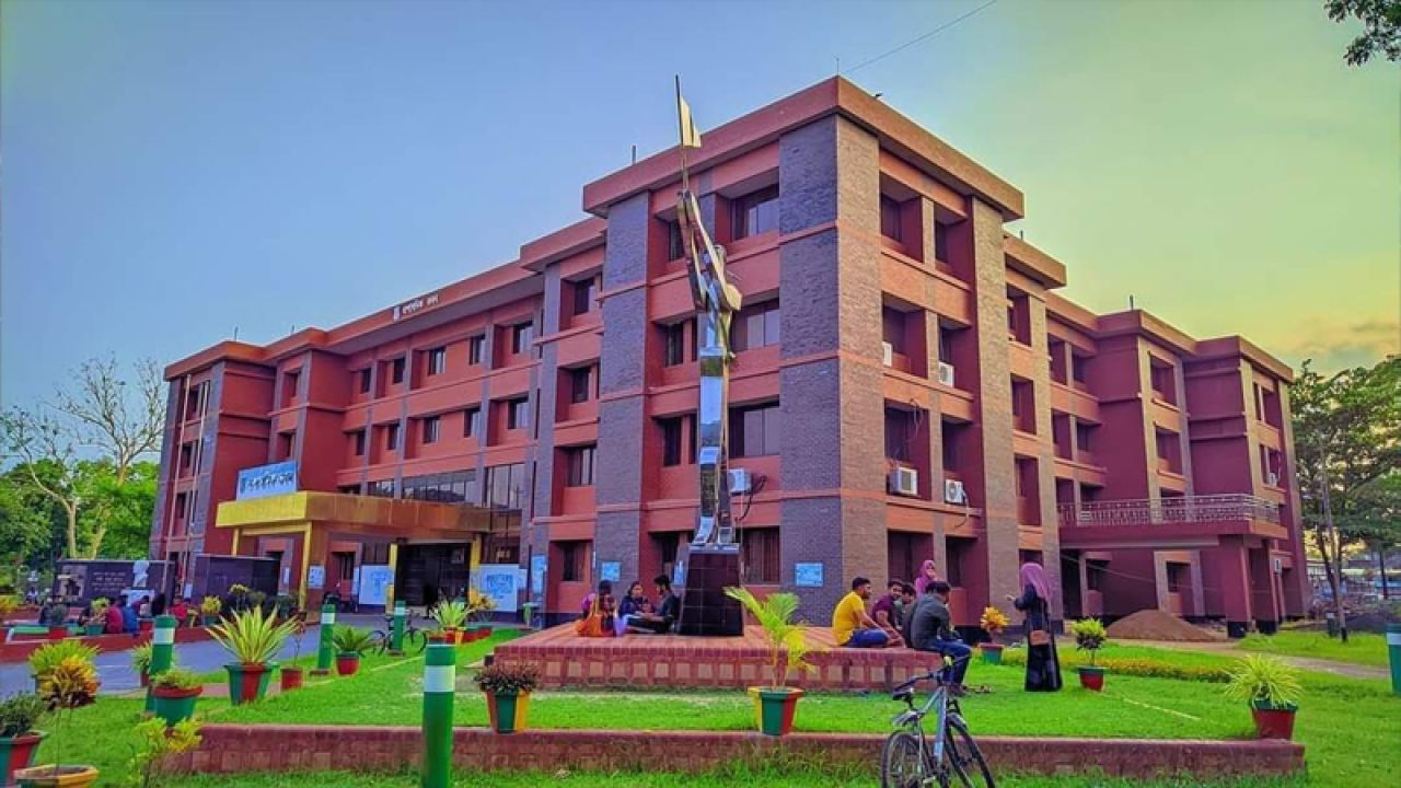 পবিপ্রবিতে প্রকল্প পরিচালক অবরুদ্ধ, কমিশন দাবি ও দুর্নীতির অভিযোগ