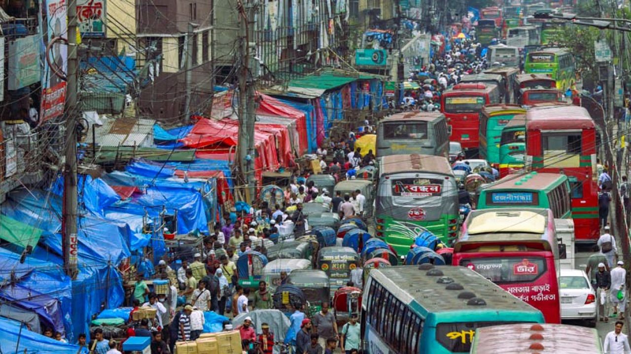 ঢাকার ব্যস্ত সড়কে হকারদের দখল, যানজটে নাকাল নগরবাসী