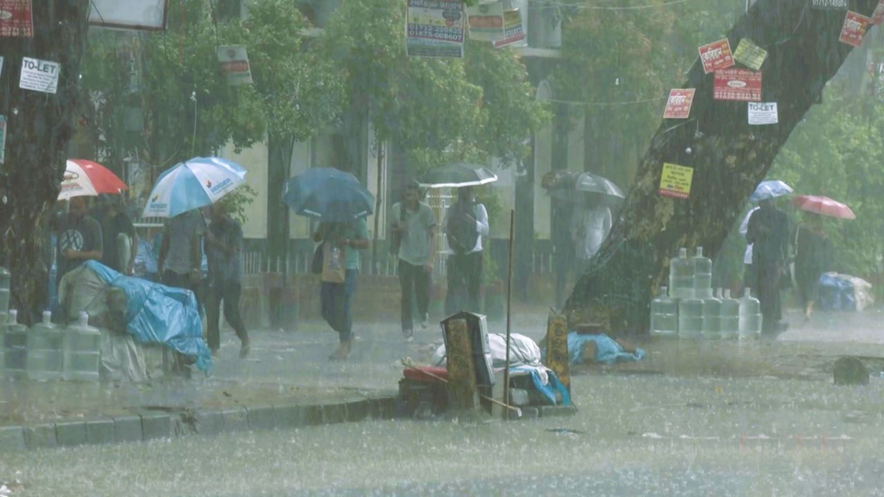 রাজ্যের বিভিন্ন অঞ্চলে বজ্রসহ বৃষ্টির সম্ভাবনা এবং ঝড়ের সতর্কবার্তা জারি হয়েছে।