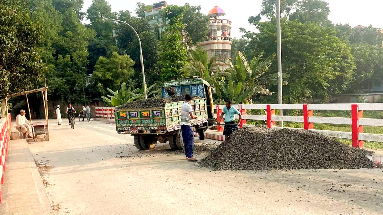 নড়াইলের লোহাগড়ায় সাতড়া ব্রিজের উপর পাথর ফেলে ঝুঁকিপূর্ণ পরিস্থিতি ও দুর্ঘটনার শঙ্কা 