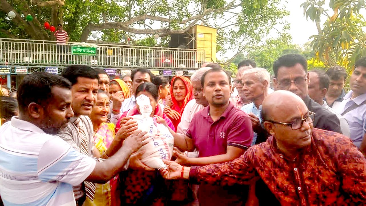 পলাশবাড়ীতে দুঃস্থ-অসহায় সনাতন ধর্মাবলম্বী পরিবারের মাঝে চাল বিতরণ