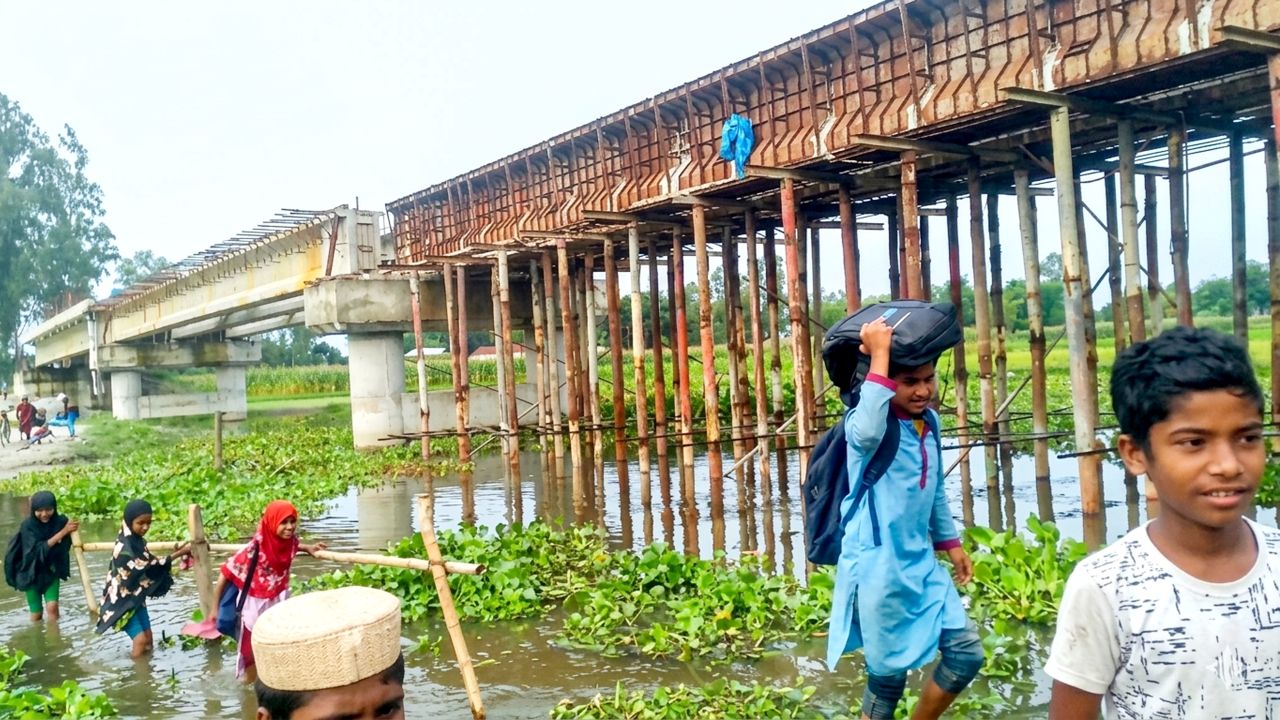 বিকল্প রাস্তা পানিতে তলিয়ে ভোগান্তিতে হাজারো মানুষ