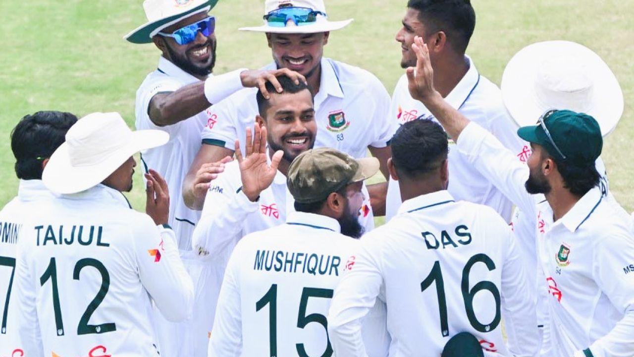 বাংলাদেশের বোলিং দাপটের চাপে পাকিস্তান