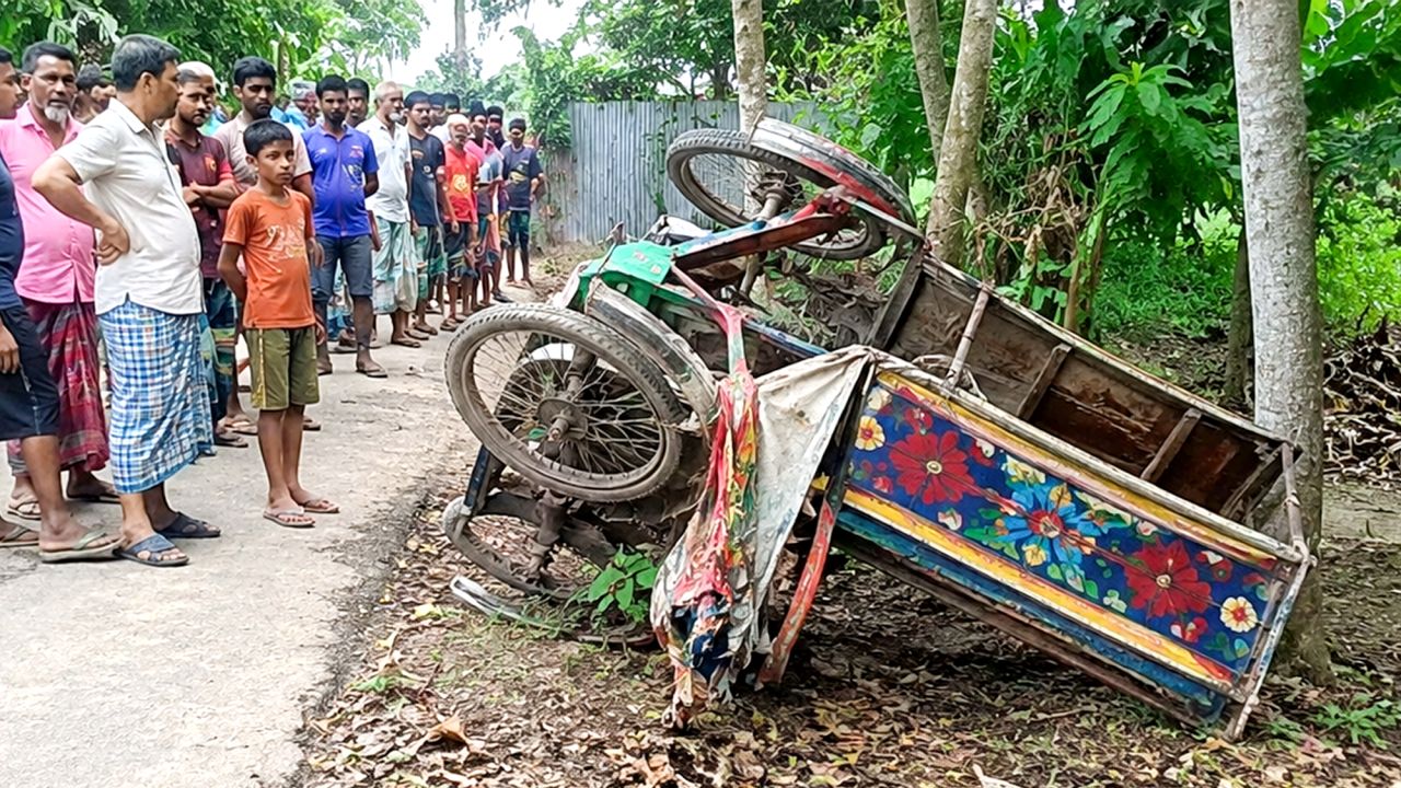 ভাঙ্গায় ভ্যান উল্টে গৃহবধূর মৃত্যু, এলাকায় শোক