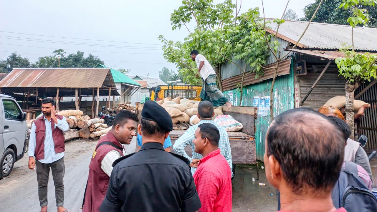 মাদারগঞ্জে র‍্যাবের অভিযানে ভিজিডির ৪৬ বস্তা চাল উদ্ধার