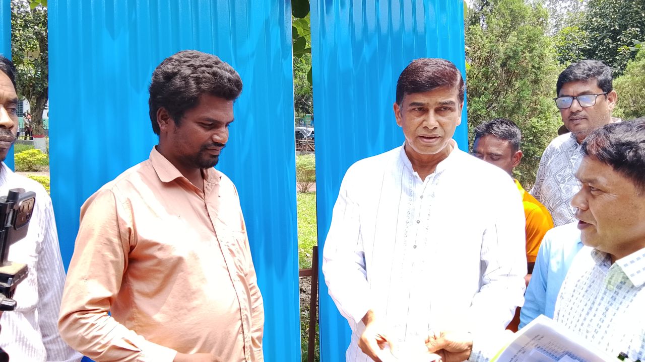 দেবীগঞ্জে কালবৈশাখীতে ক্ষতিগ্রস্তদের মাঝে ঢেউটিন বিতরণ করলেন পানি সম্পদ প্রতিমন্ত্রী