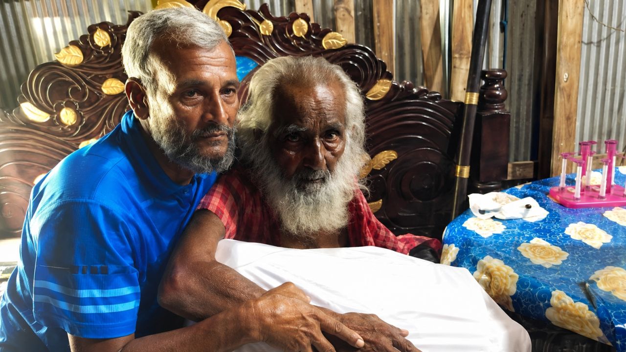 দীর্ঘ ৩৮ বছরের বি-চ্ছেদ শেষে পরিবারের সঙ্গে আবেগঘন পুনর্মিলন