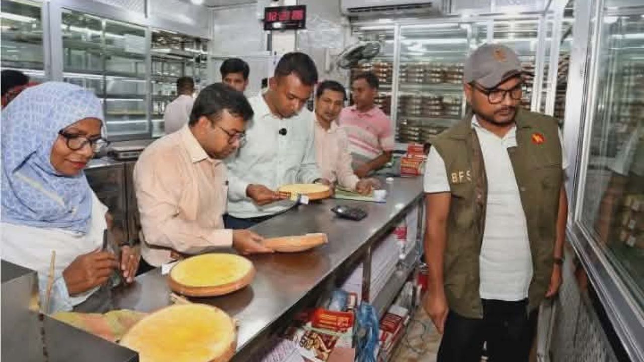 বগুড়ায় শেরপুর দই ঘর নামক প্রতিষ্ঠানে যৌথ অভিযানে  জরিমানা 