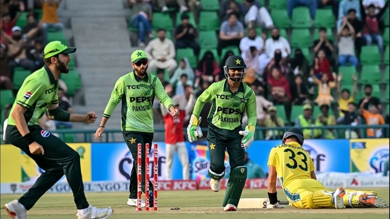 অস্ট্রেলিয়াকে হারিয়ে টানা তৃতীয় ওয়ানডে সিরিজ জিতল পাকিস্তান
