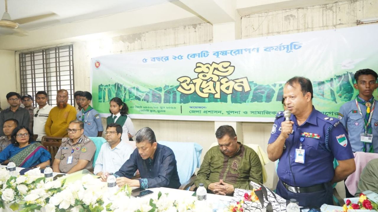 খুলনায় বৃক্ষরোপণ কর্মসূচির উদ্বোধন, শিক্ষার্থীদের মাঝে চারা বিতরণ