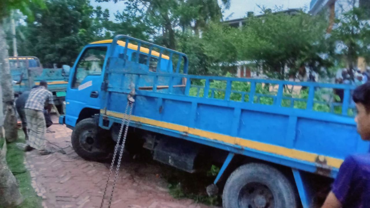 খুলনার হরিণটানা ফজলুল বারী স্কুল সড়ক পাকা করার দাবি