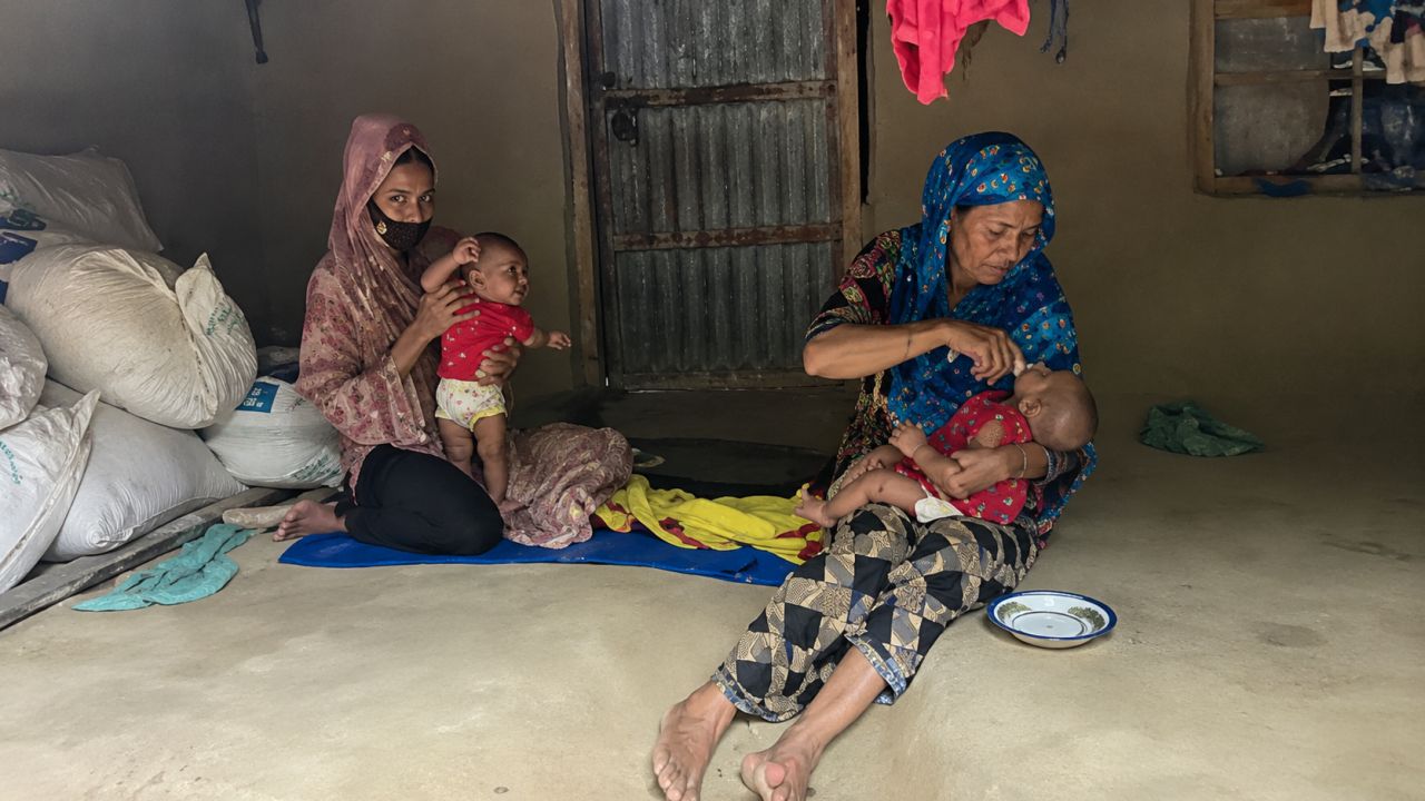 মায়ের কোলেই জমজ শিশু, আর বাবার মুখে বিক্রির হুমকি!