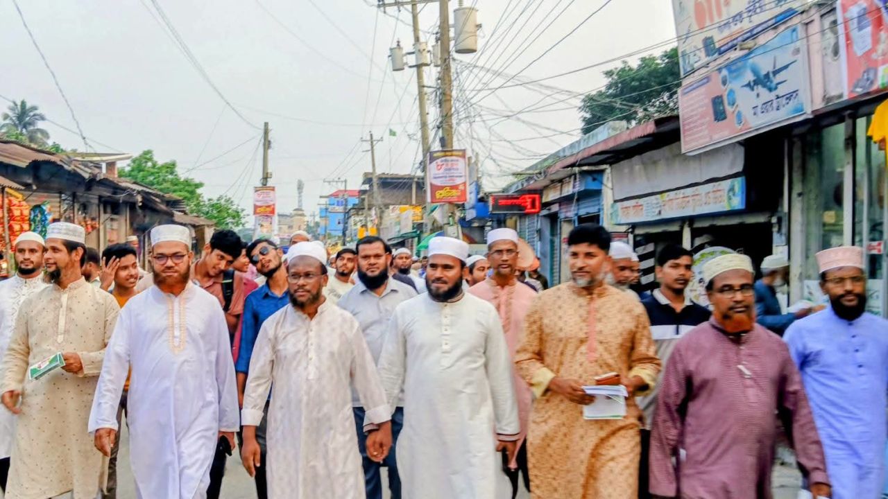 কটিয়াদীতে গণভোটের রায় বাস্তবায়ন ও জনদুর্ভোগ নিরসনের দাবিতে মিছিল ও লিফলেট বিতরণ