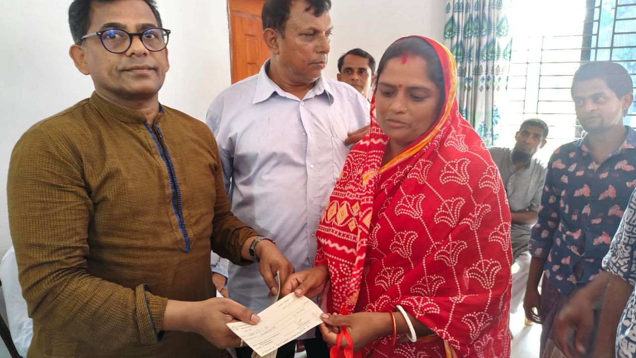 মকসুদপুরে ৪০ অসহায় মানুষের মাঝে অর্থ চেক প্রদান  