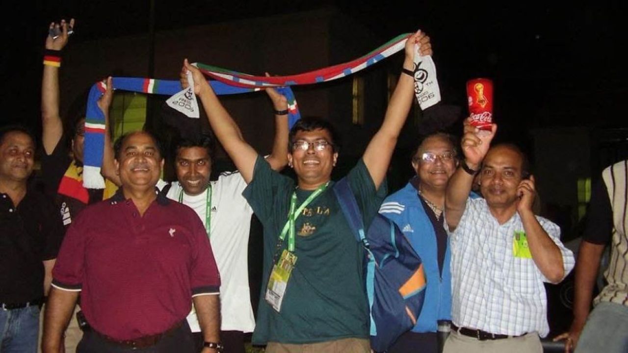 ১০ বিশ্বকাপের গ্যালারিতে এক বাংলাদেশি, সঙ্গে এক না-ফেরা সন্তানের স্মৃতি