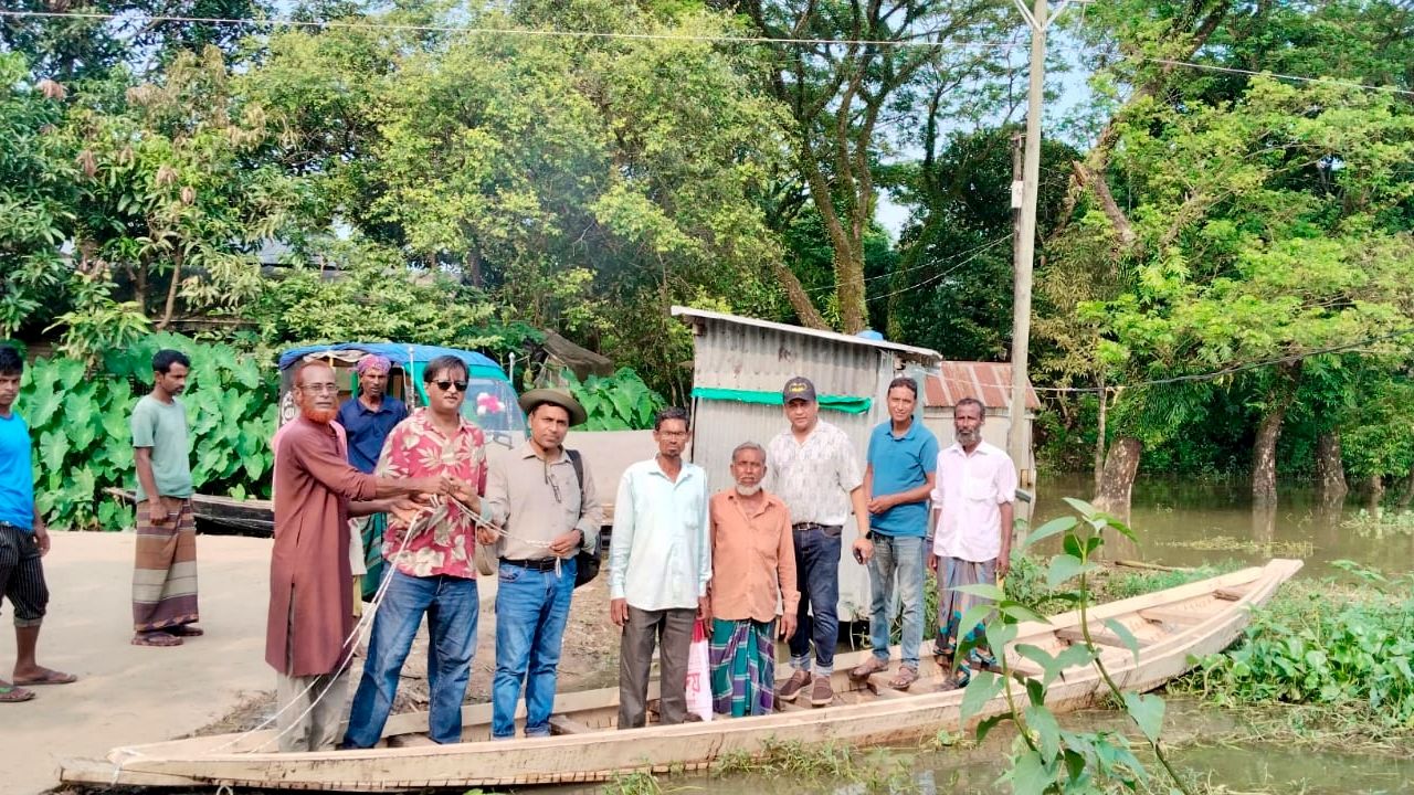মধ্যনগর দুর্গম হাওর অঞ্চলের শিক্ষার্থীদের নিরাপদ যাতায়াতে নৌকা প্রদান