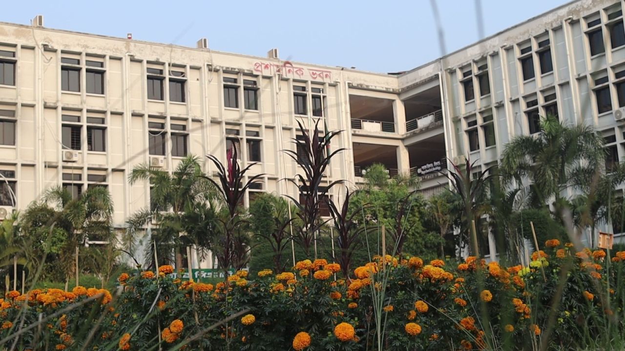 গোপালগঞ্জ বিজ্ঞান ও প্রযুক্তি বিশ্ববিদ্যালয়ের ১৬ জন শিক্ষককে একযোগে স্থায়ীভাবে চাকরিচ্যুত করা হয়েছে।