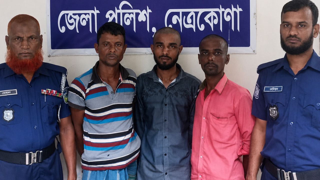 রাস্তার পাশ থেকে তিন ছাগল চুরি, গ্রেফতার ৩