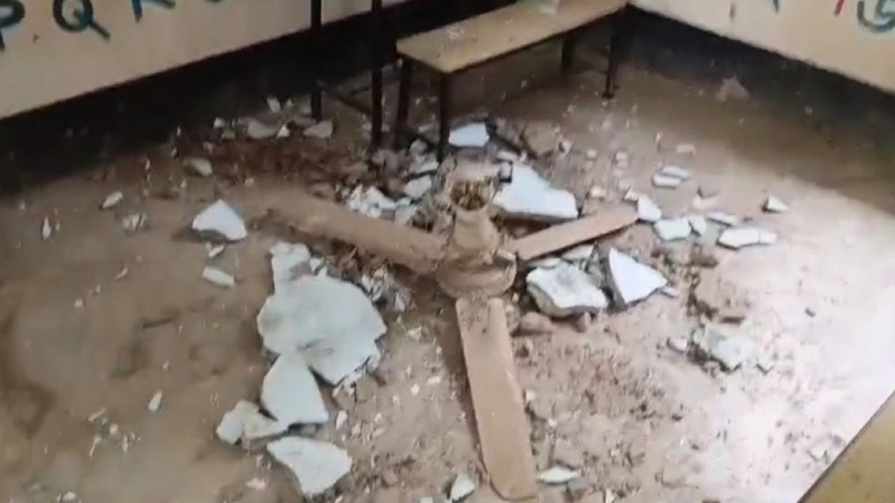 তাড়াইলে শ্রেণিকক্ষে ছাদের পলেস্তারাসহ খসে পড়ল চলন্ত পাখা,অলৌকিক রক্ষা কোমলমতি শিশুদের