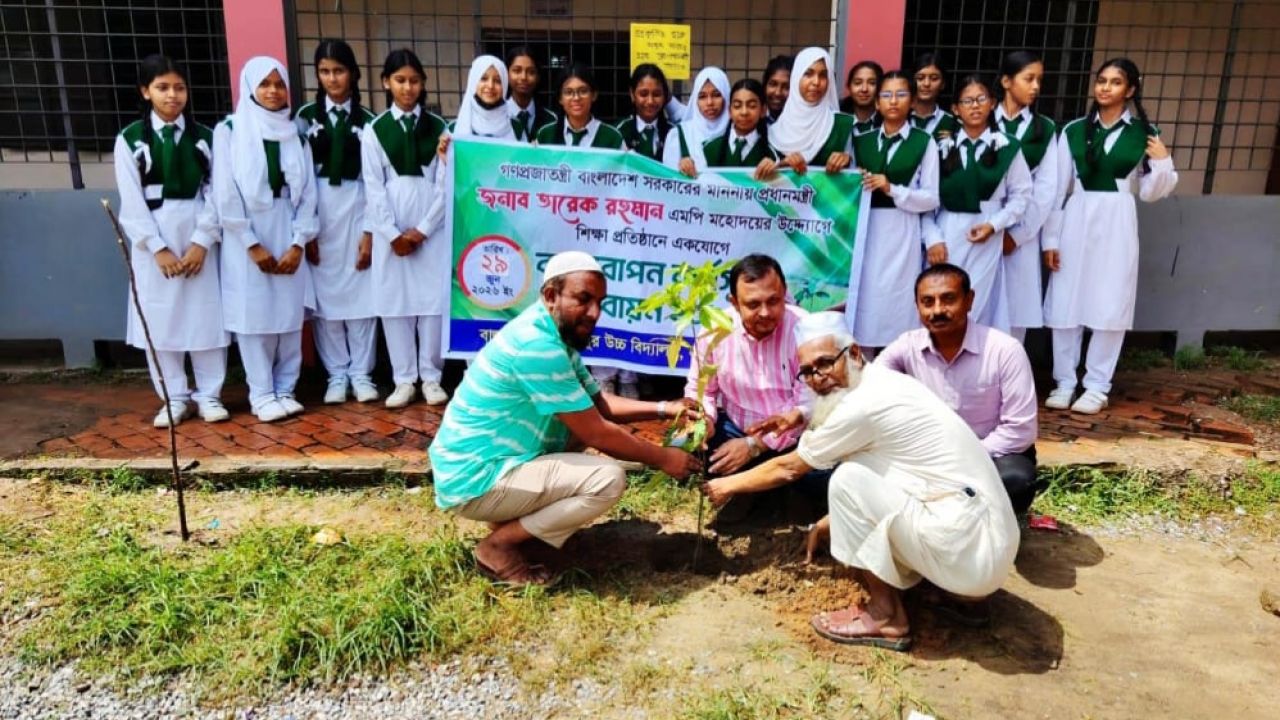 হাটহাজারীর মির্জাপুর উচ্চ বিদ্যালয়ে জলবায়ু সচেতনতা সেমিনার ও বৃক্ষরোপণ কর্মসূচি অনুষ্ঠিত