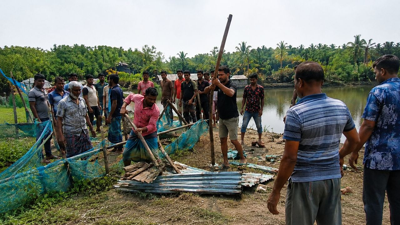 শ্যামনগরে ৫ লাখ টাকা চাঁদা না দেওয়ায় মাছের ঘের দখল ও লুটপাটের অভিযোগ