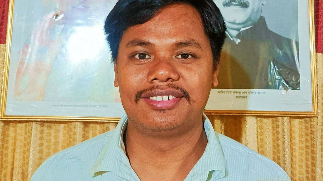 দায় স্বীকার করে আত্মসমর্পণের আহ্বান, পোস্টারে ছাত্রলীগ নেতা