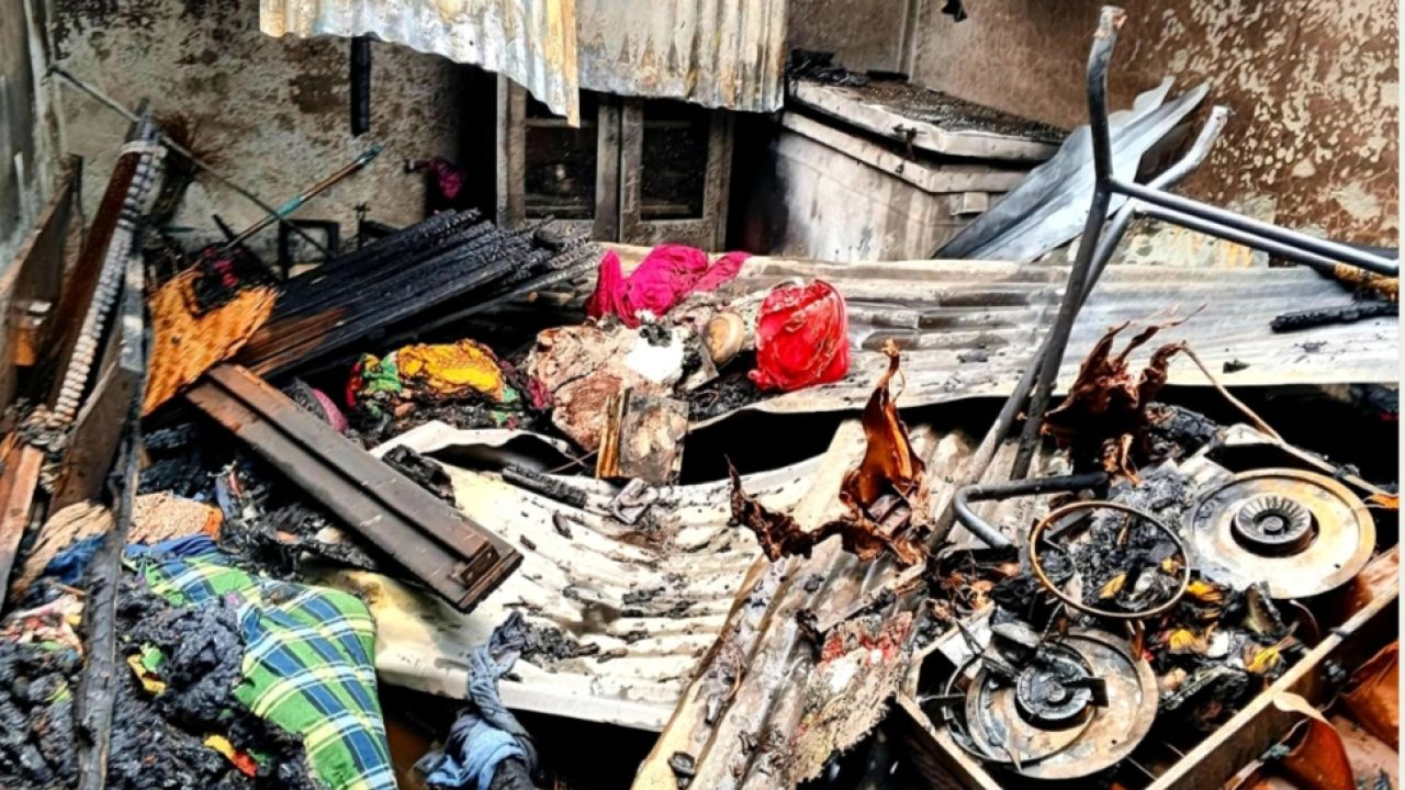 তাড়াশ পৌর শহরে  ভয়াবহ অগ্নিকাণ্ডে বসতবাড়ি, গুদাম ও অফিস পুড়ে ছাই