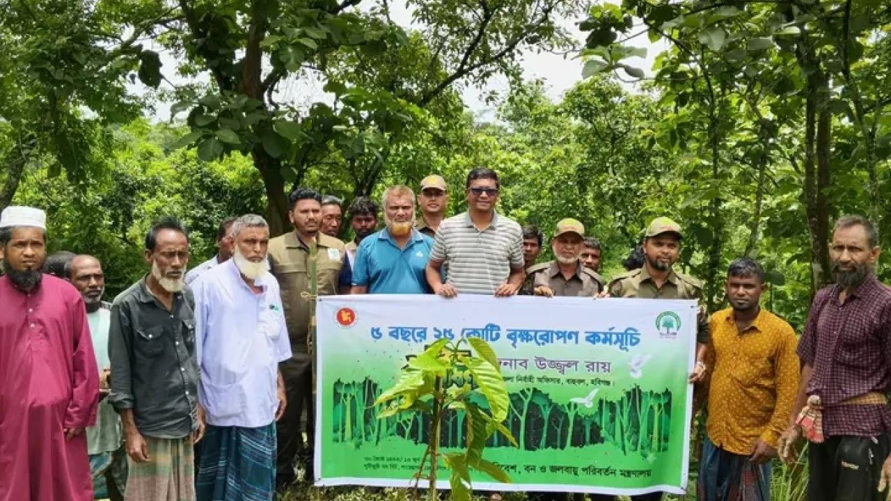 বাহুবলে প্রধানমন্ত্রীর বৃক্ষরোপণ কর্মসূচির উদ্বোধন করলেন ইউএনও উজ্জ্বল রায়