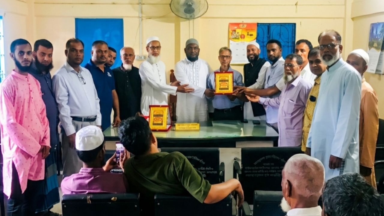 বুরুঙ্গা ইউনিয়ন পরিষদের উদ্যোগে যুক্তরাজ্য প্রবাসী চার বিশিষ্ট সমাজসেবককে সম্মাননা স্মারক প্রদান