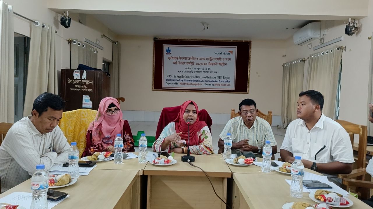 ​রোয়াংছড়িতে দুর্দশাগ্রস্ত পরিবারের মাঝে ল্যাট্রিন সামগ্রী ও নগদ অর্থ বিতরণ