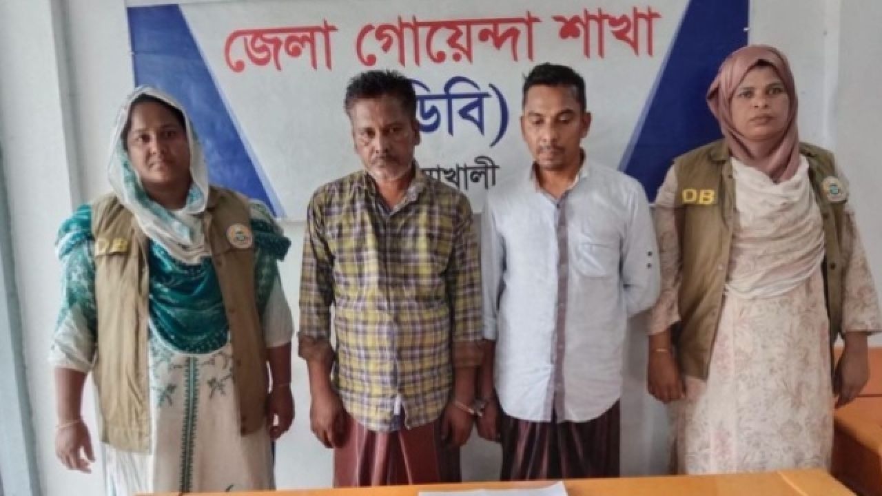 ডিবির জালে দুই মাদক কারবারি, উদ্ধার ১০ পুরিয়া হেরোইন।