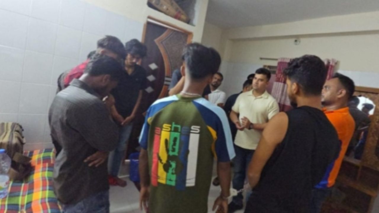 কুয়াকাটার আবাসিক হোটেলে অভিযান, মাদকসহ ৭ যুবক আটক।