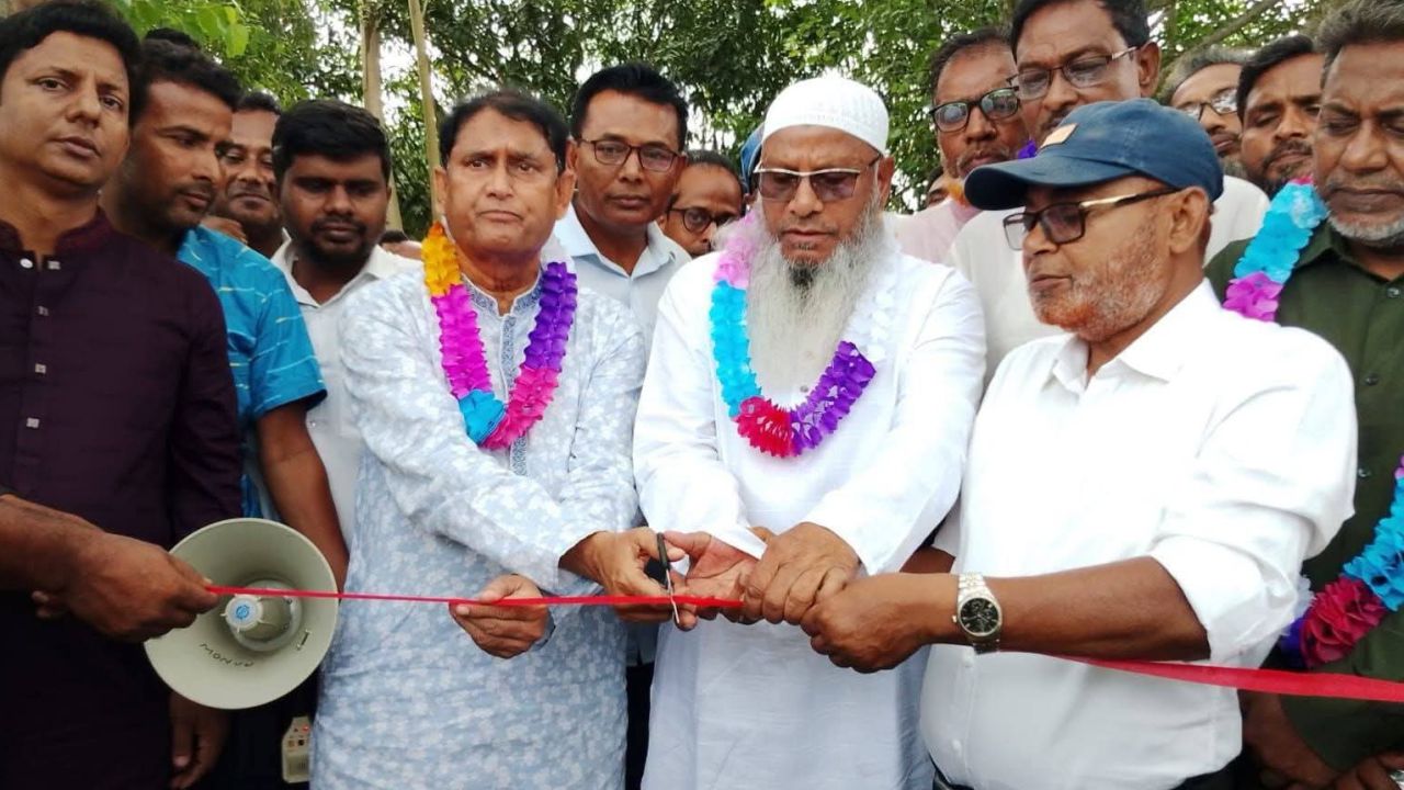 মান্দায় সড়ক পাকাকরণ কাজের উদ্বোধন করলেন সংসদ সদস্য ডাঃ টিপু