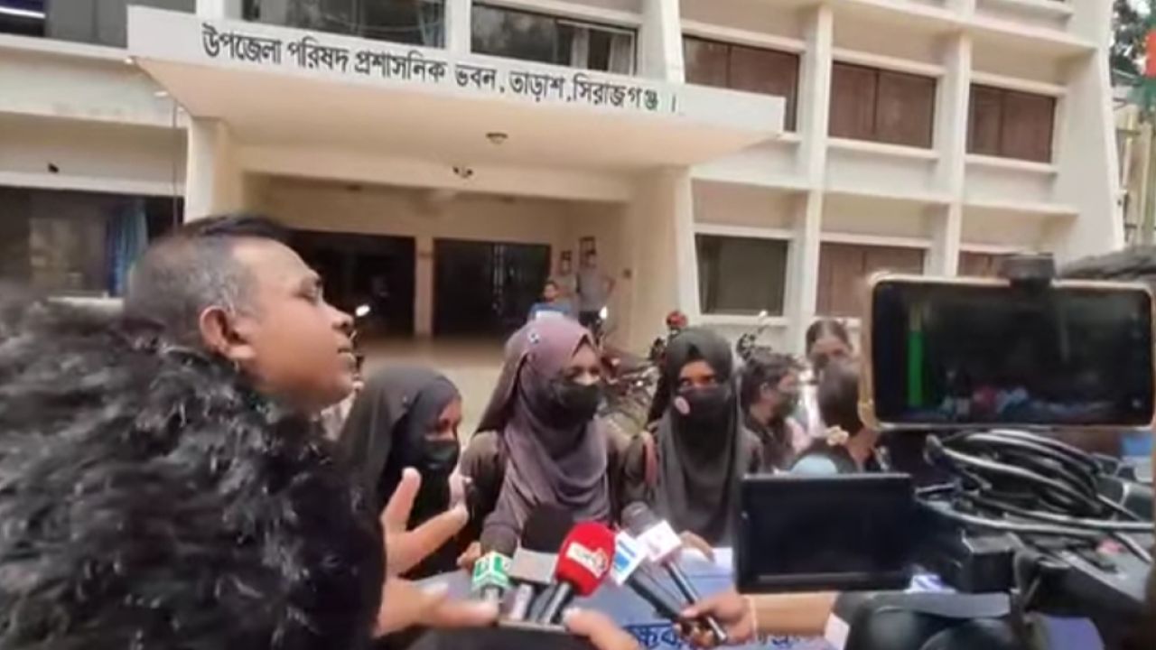তাড়াশে  শিক্ষার্থীদের যৌন হয়রানির অভিযোগে অধ্যক্ষসহ চার শিক্ষকের  বিরুদ্ধে বিক্ষোভ, মানববন্ধন অনুষ্ঠিত
