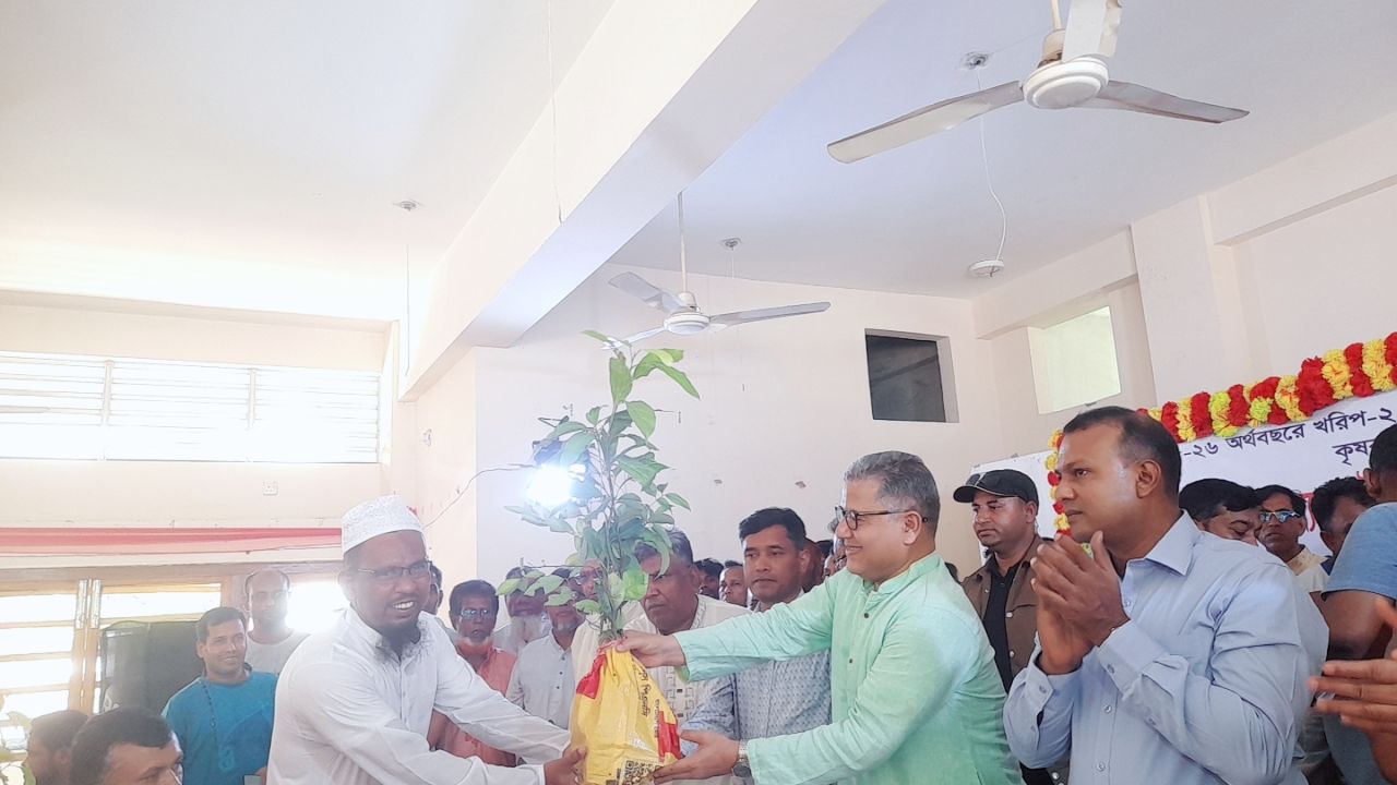 কৃষকের মুখে হাসি: ভাঙ্গায় বিনামূল্যে বীজ, সার ও চারা বিতরণ