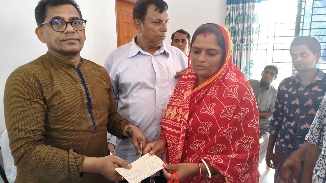 মুকসুদপুরে ৪০ অসহায় মানুষের মাঝে অর্থ চেক প্রদান 
