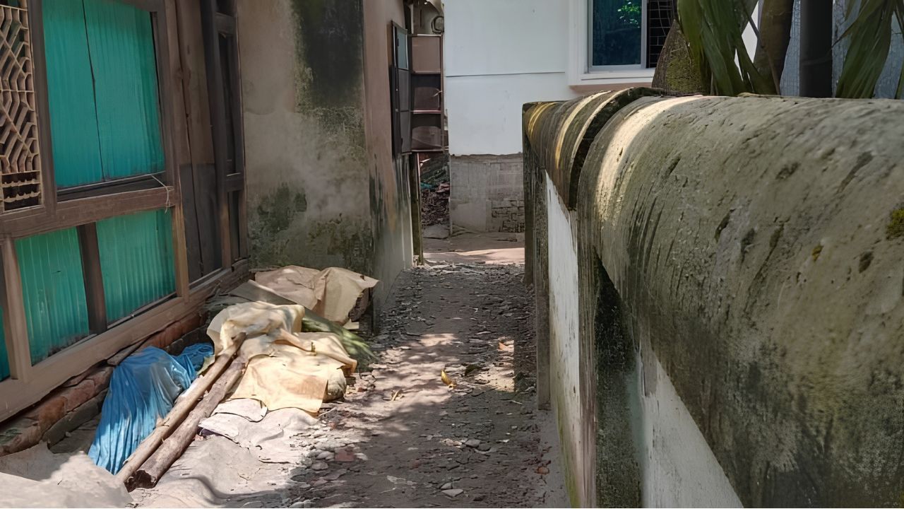 রাস্তার উপর ঘর নির্মাণ করায় ভোগান্তিতে ১০ পরিবারের শতাধিক মানুষ