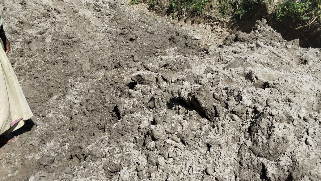 নবাবগঞ্জে গ্রামীণ সড়ক নির্মাণে অনিয়মের অভিযোগ, রাবিশ বালির বদলে মাটি ব্যবহার
