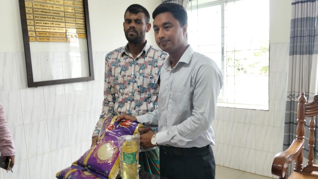 মধ্যনগরে সড়ক দুর্ঘটনায় আহত মহাদেব মজুমদারকে ইউএনওর মানবিক সহায়তা