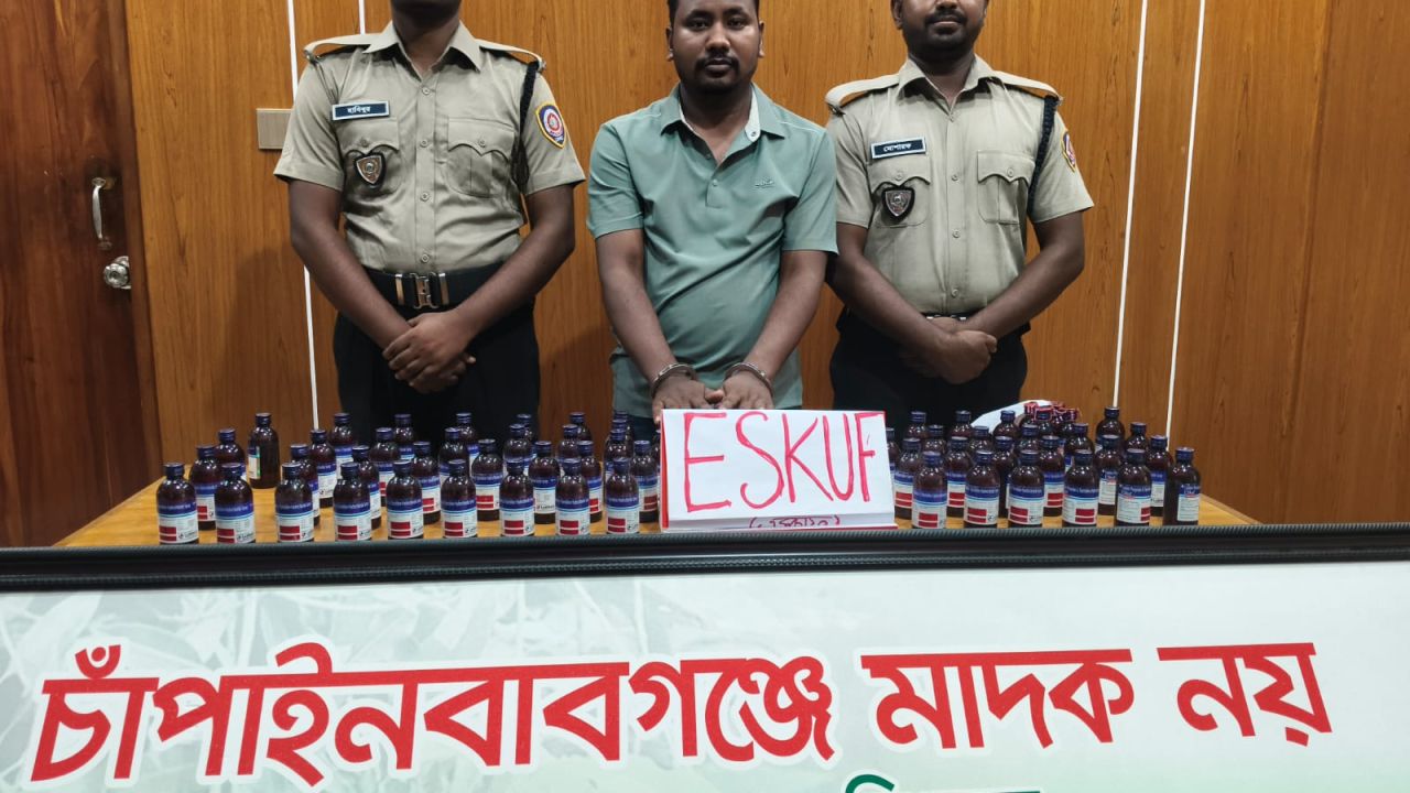 রহনপুরে ডিএনসির অভিযানে ৭৫ বোতল এস্কাফ সিরাপ উদ্ধার, আটক ১
