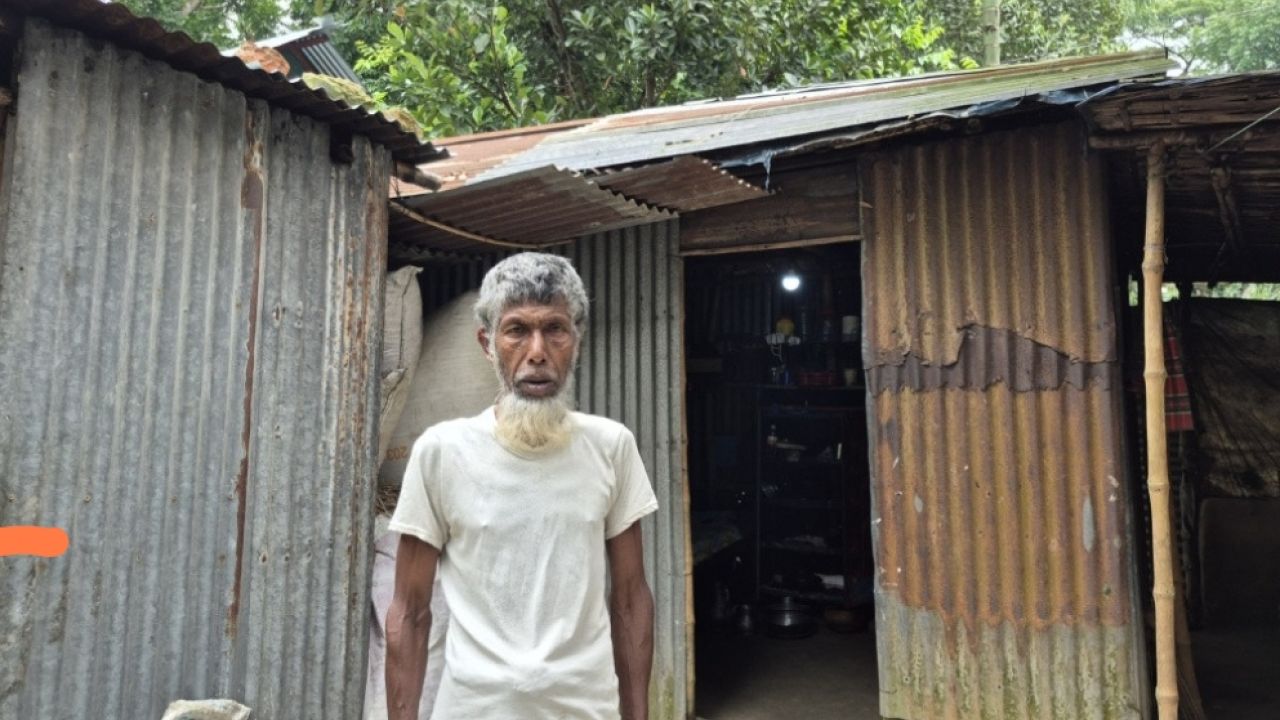 নড়বড়ে ঘরে রবি মিয়ার দুঃখের জীবন, অর্থের অভাবে আটকে আছে মেয়েদের বিয়ে